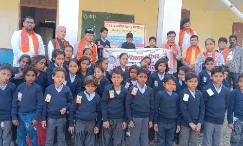 दो विद्यालयों व एक आंगनबाड़ी केंद्र पर जर्सीया वितरित की