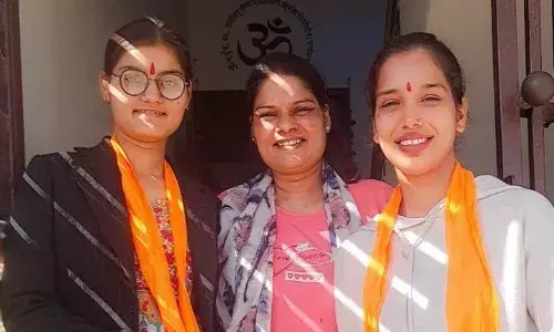 विश्व हिंदू परिषद दुर्गावाहिनी की बहिनें शिक्षिका अभ्यास वर्ग के लिए रवाना