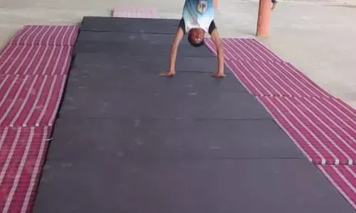 विद्यालय नंदराय को भेंट किए ₹50 हजार के जिम्नास्टिक खेल उपकरण