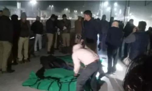 शॉर्टकट बना मौत का रास्ता, गरीब रथ एक्सप्रेस की चपेट में आकर दंपती और दो बच्चों समेत पांच की मौत शॉर्टकट बना मौत का रास्ता, गरीब रथ एक्सप्रेस की चपेट में आकर दंपती और दो बच्चों समेत पांच की मौत