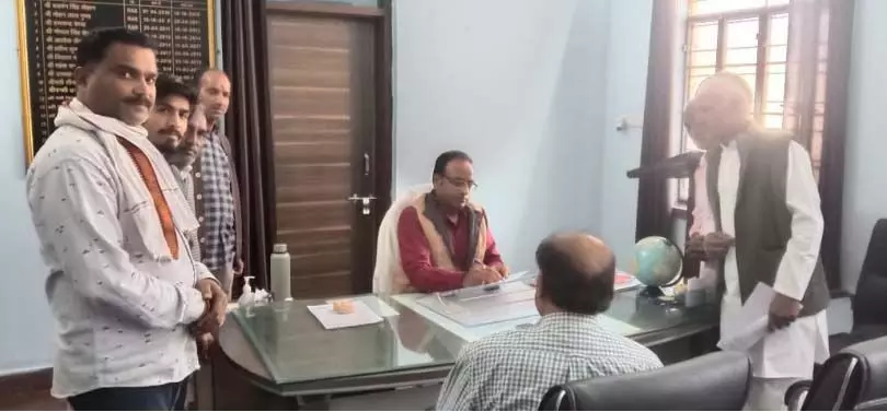 सीसी रोड निर्माण में बाधक विद्युत पोल हटाने की मांग, बिजौलियां वासियों ने एसडीओ को सौंपा ज्ञापन सीसी रोड निर्माण में बाधक विद्युत पोल हटाने की मांग, बिजौलियां वासियों ने एसडीओ को सौंपा ज्ञापन