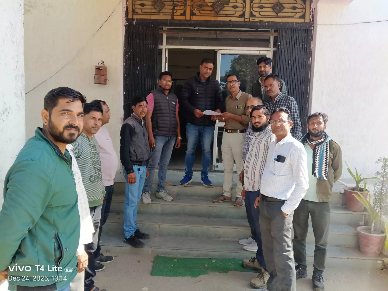 खबर लिखने की कीमत: फुलियाकलां में पत्रकार पर हमला खबर लिखने की कीमत: फुलियाकलां में पत्रकार पर हमला