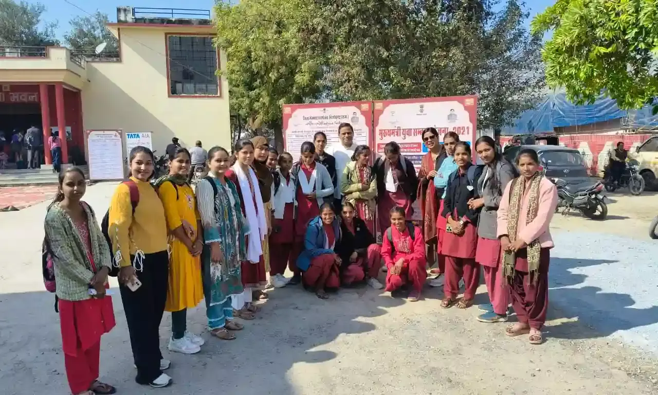 स्नातक बालिकाओं ने रोजगार सहायता शिविर और स्वदेशी मेले का किया भ्रमण