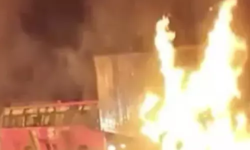 कर्नाटक के चित्रदुर्ग में स्लीपर बस में लगी आग में 10 लोग जिंदा जले, कई झुलसे