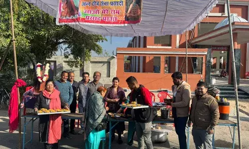 सद्गुरू स्वामी टेऊँराम चौथ पर राहगीरों को अन्न एवं जल सेवा प्रदान