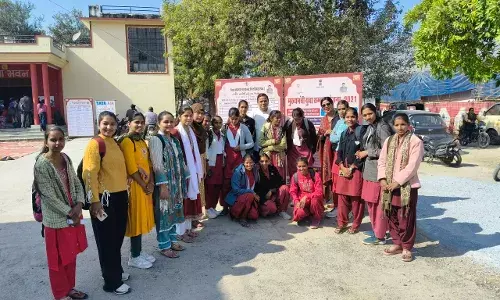 स्नातक बालिकाओं ने रोजगार सहायता शिविर और स्वदेशी मेले का किया भ्रमण