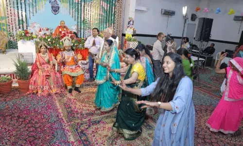 कान्हा की बाल लीलाओं ने मोहा मन,गूंजे गिरिराज धरण के जयकारे