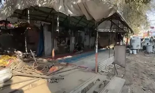 चौमूं में मस्जिद के बाहर रेलिंग लगाने को लेकर बवाल, भीड़ ने पुलिस पर किया पथराव,6 पुलिसकर्मी घायल