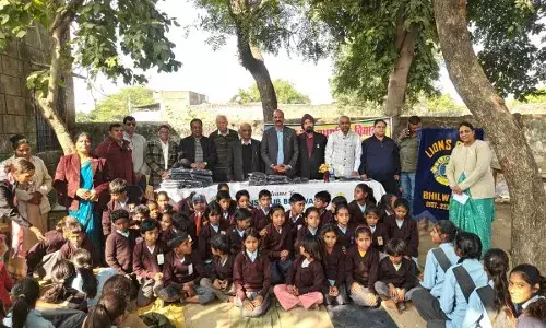 लायंस क्लब भीलवाड़ा ने 4 ग्रामीण स्कूलों में 208 स्वेटर वितरित किए