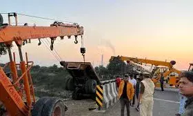हाईवे हादसा, ट्राला ट्रक नहर में गिरा, छह की मौत की आशंका हाईवे हादसा, ट्राला ट्रक नहर में गिरा, छह की मौत की आशंका