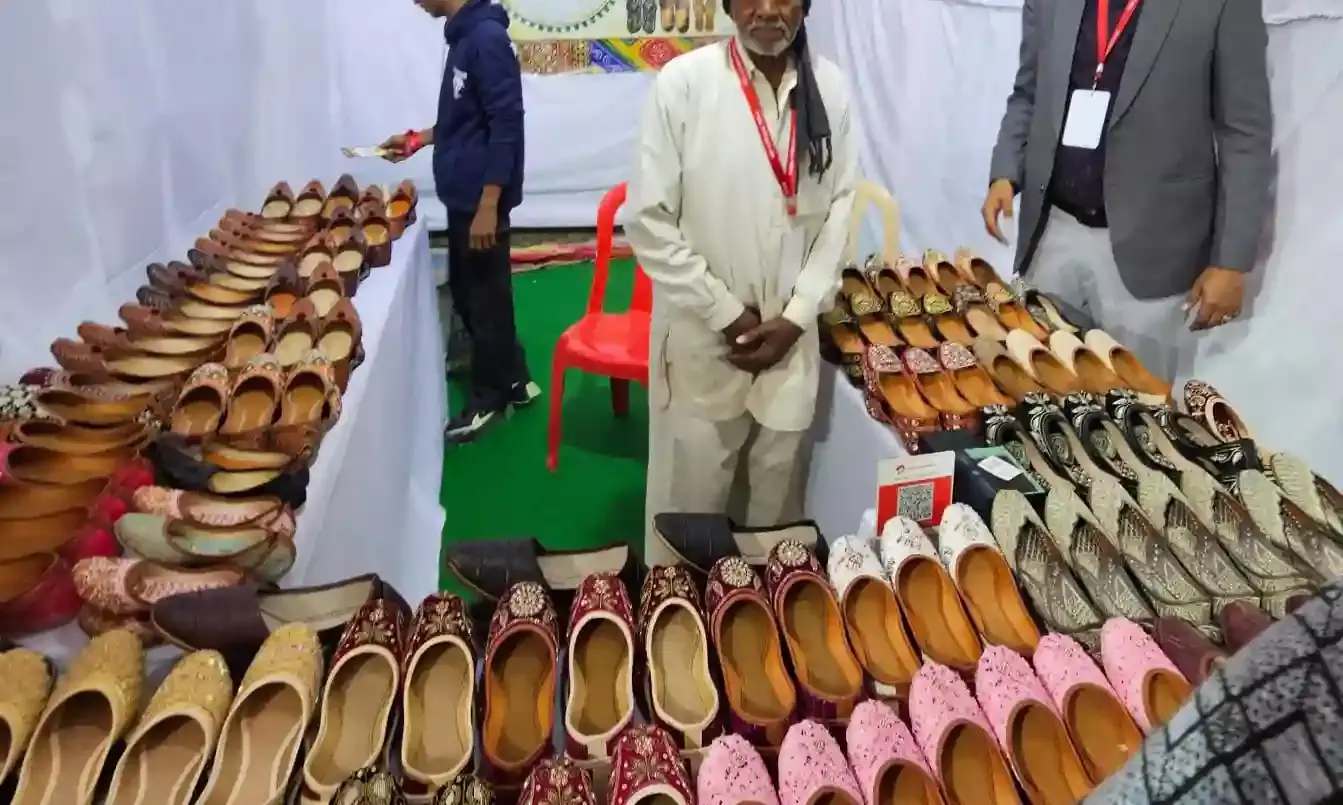 स्वदेशी महोत्सव में चमड़ा कारीगर बने आकर्षण