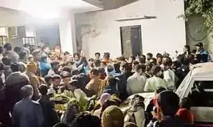 दो युवकों पर चाकू से ताबड़तोड़ हमला, हिंदू संगठनों के आक्रोशित लोग उतरे सड़कों पर