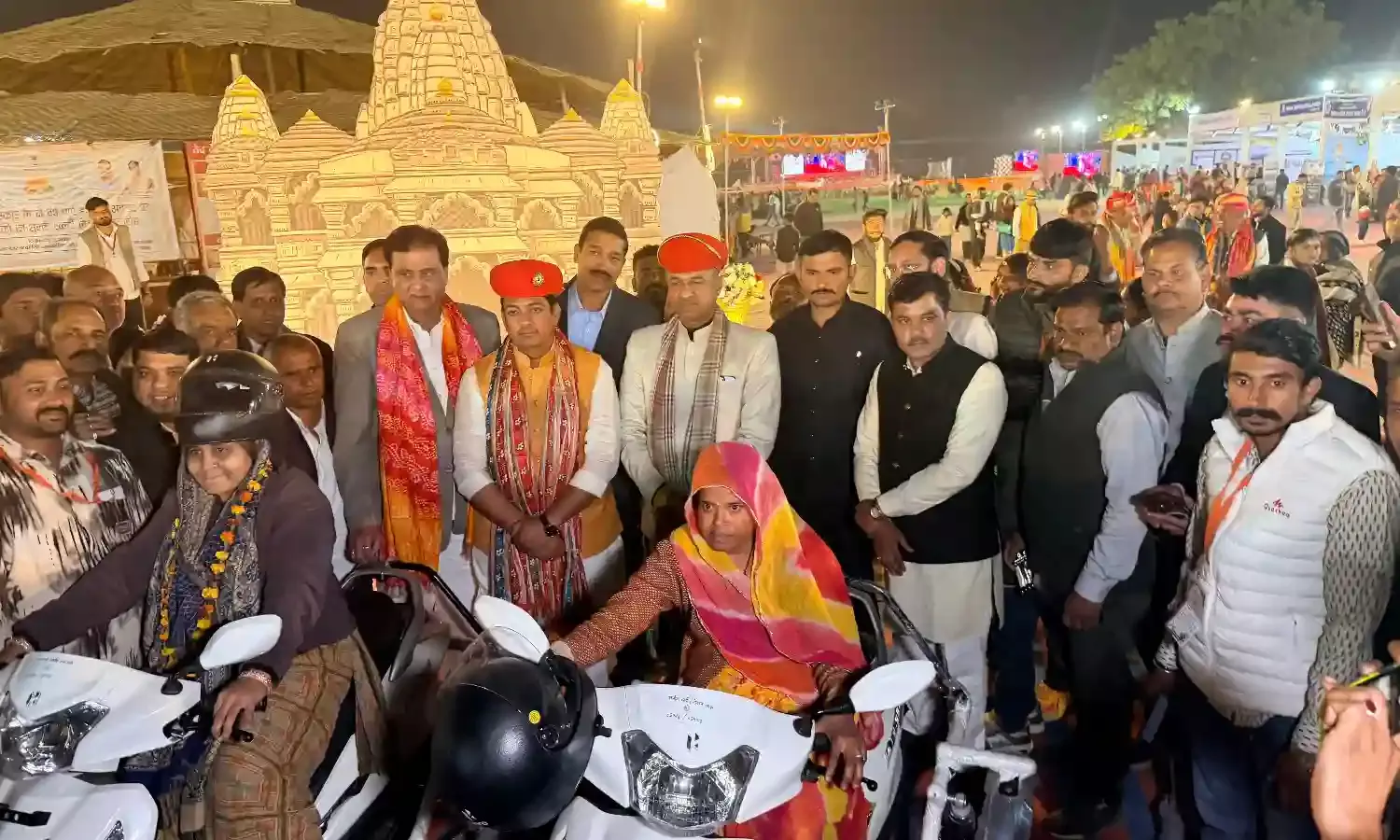 कैबिनेट मंत्री अविनाश गहलोत ने 33 दिव्यांगजनों को हेलमेट सहित स्कूटियां वितरित की