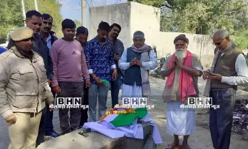 विद्युत विभाग की लापरवाही:विद्युत लाइन की चपेट में आने से मोर की मौत, ग्रामीण में छाया आक्रोश