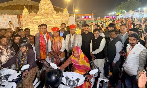 कैबिनेट मंत्री अविनाश गहलोत ने 33 दिव्यांगजनों को हेलमेट सहित स्कूटियां वितरित की