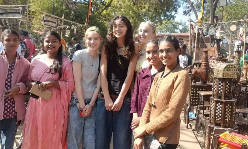 विदेशी सैलानी शिल्पग्राम उत्सव देख हुए अभिभूत