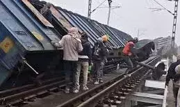 जमुई रेल हादसा: मालगाड़ी के 17 डिब्बे पटरी से उतरे, 13 घंटे से ट्रेनों की आवाजाही बाधित, 9 ट्रेनें बदली मार्ग से च