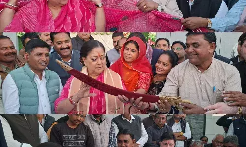 पूर्व सीएम वसुंधरा राजे सिंधिया का  आसींद में भाजपा कार्यकर्ताओ ने  तलवार भेट कर किया स्वागत