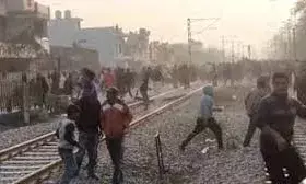 वन भूमि विवाद में आक्रोश, भीड़ का पुलिस पर पथराव, पौने तीन घंटे तक रुकी श्रीगंगानगर एक्सप्रेस