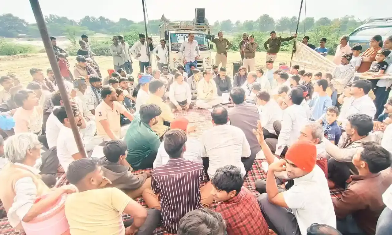चंद्रभागा नदी में बजरी दोहन पर पूरी तरह रोक लगाने की मांग को लेकर ग्रामीणों का आंदोलन लगातार जारी है