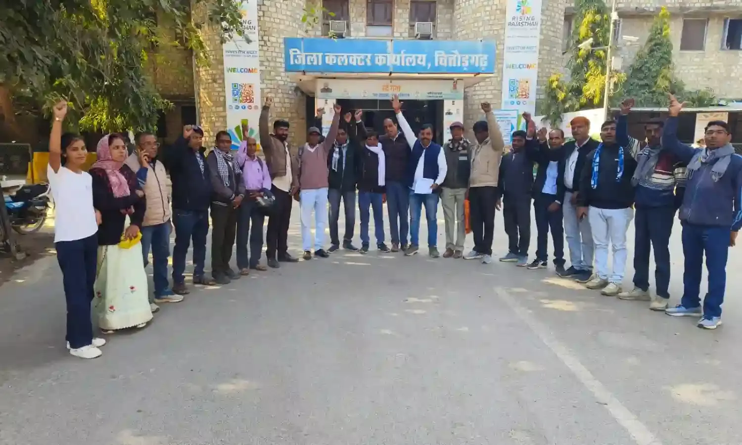 राजस्थान पंचायत शिक्षक विद्यालय सहायक संघ ने जिला कलेक्टर के माध्यम से मुख्यमंत्री के नाम ज्ञापन सौंपा