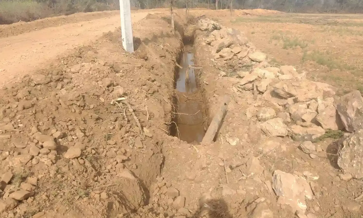 पीडब्ल्यूडी ठेकेदार की लापरवाही से चंबल पाइपलाइन टूटी, दो माह से तीन गांव प्यासे