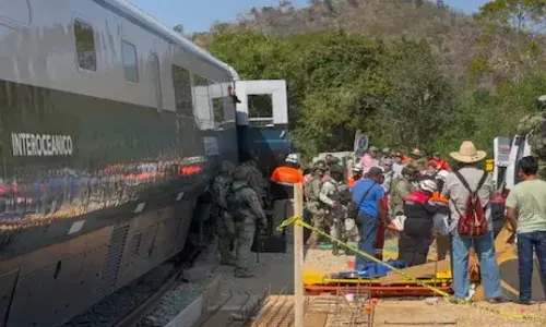 मेक्सिको में बड़ा रेल हादसा, पटरी से उतरी ट्रेन; 13 लोगों की मौत और 90 से अधिक घायल मेक्सिको में बड़ा रेल हादसा, पटरी से उतरी ट्रेन; 13 लोगों की मौत और 90 से अधिक घायल