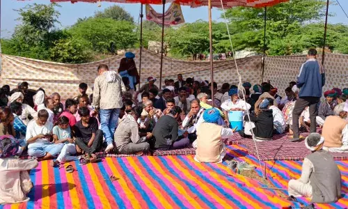 चंद्रभागा नदी में अवैध बजरी दोहन के खिलाफ ग्रामीणों का अनिश्चितकालीन धरना