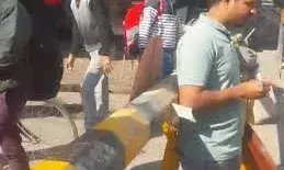 ऑटोमैटिक सेंसर फाटक अचानक गिरा, बड़ा हादसा टला