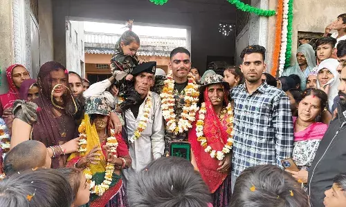 BSF जवान का घर लौटने पर परिवार और ग्रामीणों ने किया स्वागत
