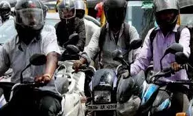 हेलमेट पहन लिया लेकिन पट्टी नहीं बांधी तो कट सकता है भारी चालान, नियम जानना जरूरी