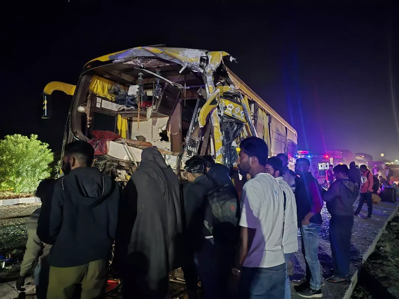 निजी ट्रैवल बस सड़क हादसे का शिकार, एक की मौत, एक दर्जन से अधिक घायल निजी ट्रैवल बस सड़क हादसे का शिकार, एक की मौत, एक दर्जन से अधिक घायल