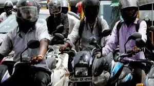 हेलमेट पहन लिया लेकिन पट्टी नहीं बांधी तो कट सकता है भारी चालान, नियम जानना जरूरी हेलमेट पहन लिया लेकिन पट्टी नहीं बांधी तो कट सकता है भारी चालान, नियम जानना जरूरी