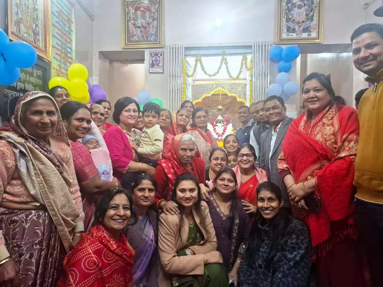 ठाकुरजी का किया श्रृंगार, भजन-कीर्तन मे झुमे भक्तजन व श्रद्धालु ठाकुरजी का किया श्रृंगार, भजन-कीर्तन मे झुमे भक्तजन व श्रद्धालु