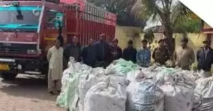 बलरामपुर में 12 क्विंटल गांजा जब्त, ओडिशा से राजस्थान ले जाया जा रहा था नशे का जखीरा बलरामपुर में 12 क्विंटल गांजा जब्त, ओडिशा से राजस्थान ले जाया जा रहा था नशे का जखीरा