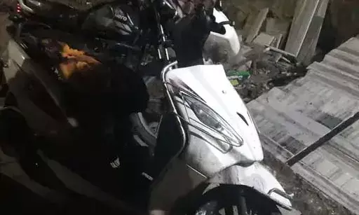 आसींद में होटल संचालक के घर के बाहर खड़े वाहनों में लगाई आग, आरोपी फरार