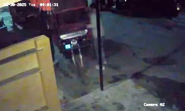 सब्जी व्यापारी का लोडिंग ई-रिक्शा चोरी, सीसीटीवी में कैद हुए दो चोर