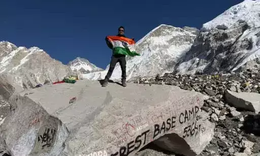शाहपुरा के पर्वतारोही आकाश लोढ़ा ने माउंट एवरेस्ट बेस कैंप पर तिरंगा फहराया