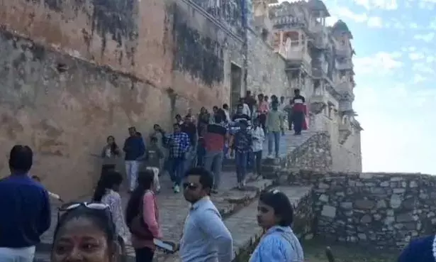 नववर्ष पर चित्तौड़गढ़ दुर्ग में उमड़े पर्यटक, होटलें व धर्मशालाएं पूरी तरह भर गईं नववर्ष पर चित्तौड़गढ़ दुर्ग में उमड़े पर्यटक, होटलें व धर्मशालाएं पूरी तरह भर गईं