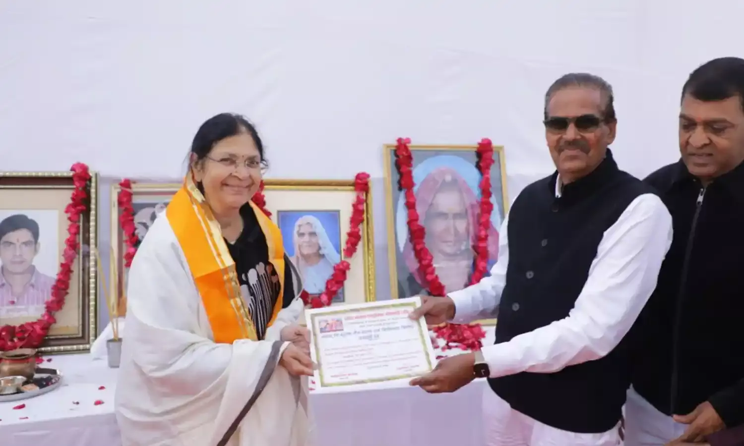 निःशुल्क नेत्र चिकित्सा शिविर में सेवा-समर्पण का किया  सम्मान