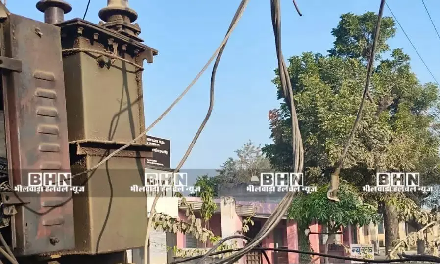 बिजली विभाग के पोल पर लगे ट्रांसफार्मर की रात में चोरी