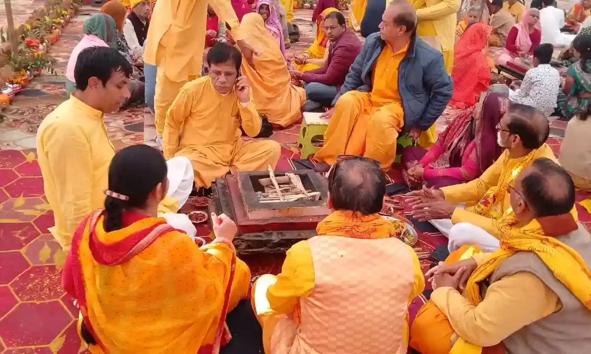 बनेड़ा में 24 कुंडीय गायत्री महायज्ञ आयोजित, शाम को दीपों से लक्ष्मी भवन जगमगा उठा बनेड़ा में 24 कुंडीय गायत्री महायज्ञ आयोजित, शाम को दीपों से लक्ष्मी भवन जगमगा उठा