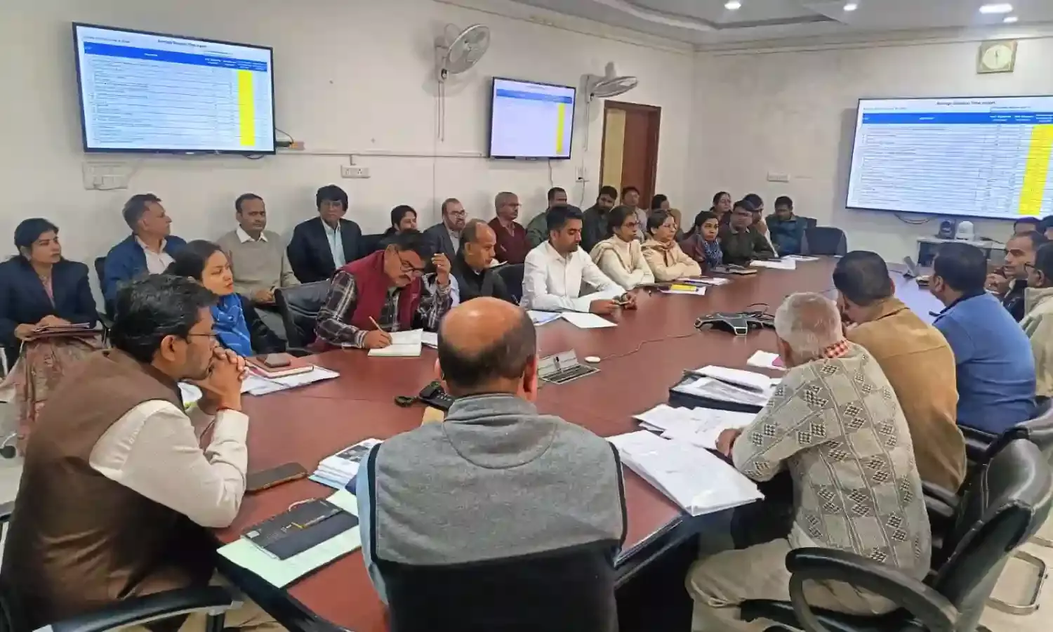 पहाड़ी काटने वालों पर हो सख्त कार्रवाई - कलक्टर पहाड़ी काटने वालों पर हो सख्त कार्रवाई - कलक्टर