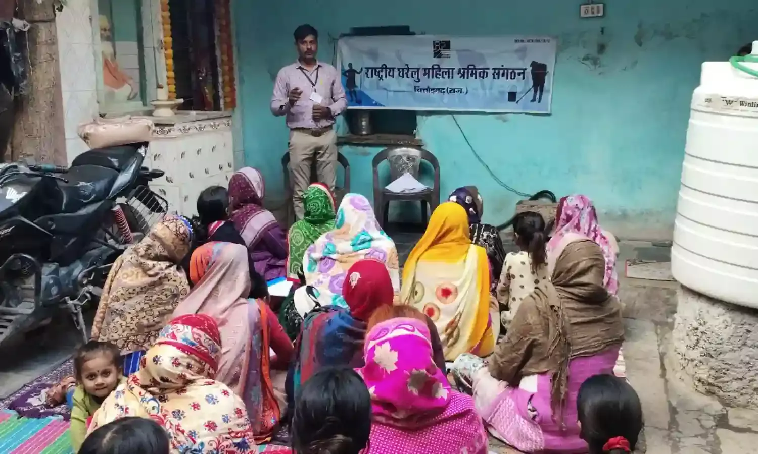 बाल विवाह के विरुद्ध महिलाओं को दिलाई शपथ, 1098 पर शिकायत का आह्वान