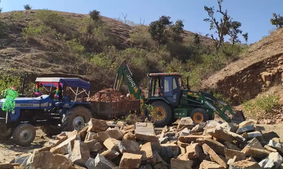 अवैध खनन के खिलाफ कार्यवाही जारी,जेसीबी व ट्रैक्टर जब्त अवैध खनन के खिलाफ कार्यवाही जारी,जेसीबी व ट्रैक्टर जब्त