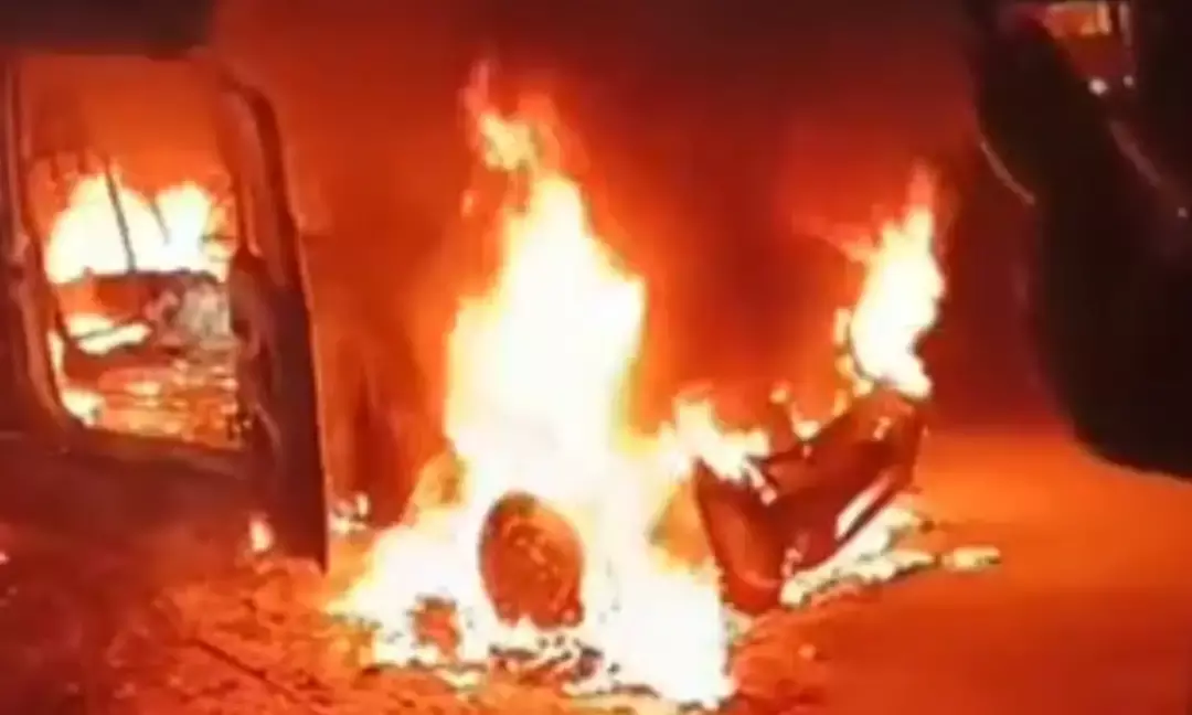 बोलेरो में आग लगने से युवक जिंदा जल गया