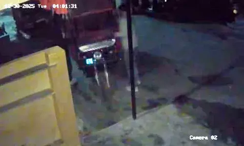 सब्जी व्यापारी का लोडिंग ई-रिक्शा चोरी, सीसीटीवी में कैद हुए दो चोर