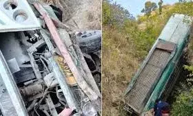 अल्मोड़ा में बड़ा हादसा, खाई में गिरी बस: सात यात्रियों की मौत, 12 घायल