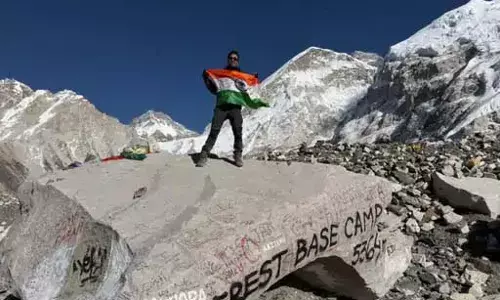 शाहपुरा के पर्वतारोही आकाश लोढ़ा ने माउंट एवरेस्ट बेस कैंप पर तिरंगा फहराया