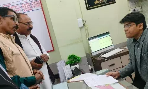 कनिष्ठ शिक्षक सहायक शिक्षकों को नियमितीकरण की मांग को लेकर सीएम के नाम जिला कलेक्टर को सौंपा ज्ञापन